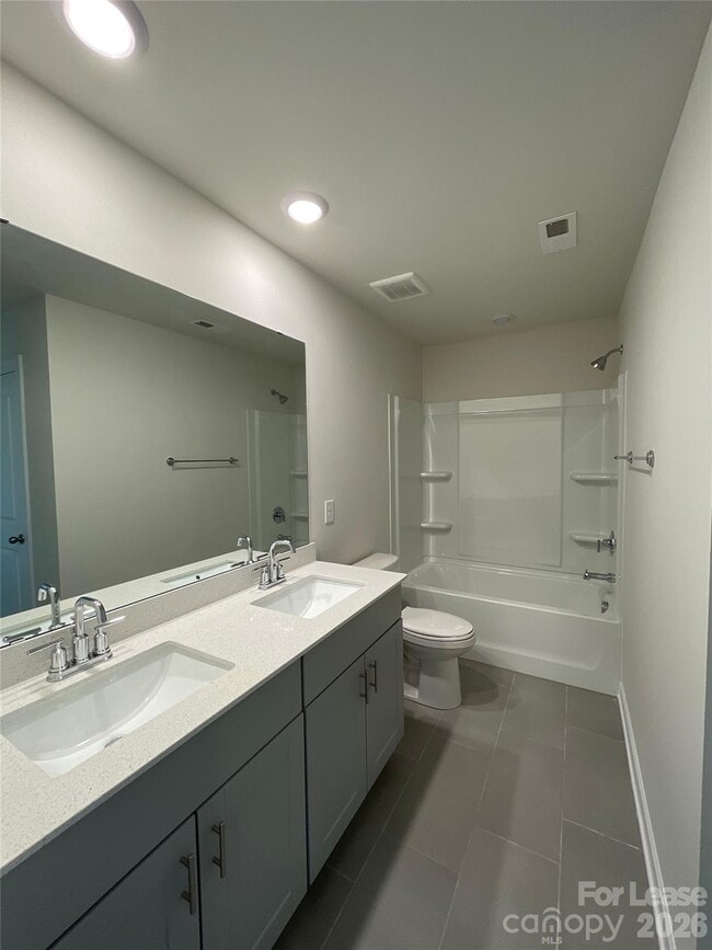 Building Photo - 3216 Lisburn St