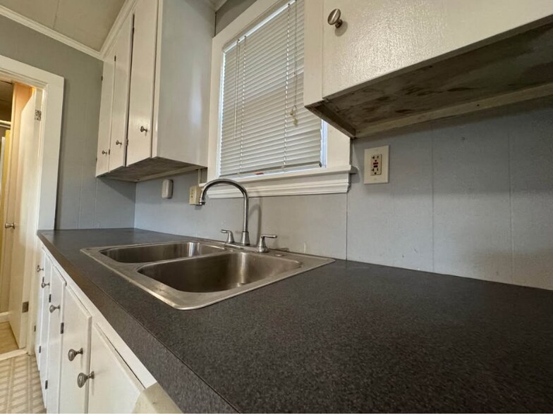 Building Photo - 16 Mentor St