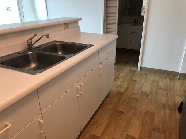 Building Photo - Breathtaking mountain view, 1 bdrm, 1 bath...