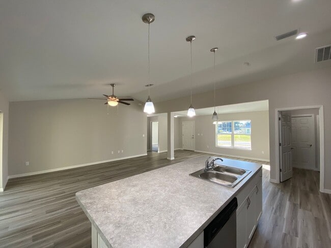 Building Photo - Custom Home - Desirable SW Ocala Neighborhood 3/2/2 **Won't Last**