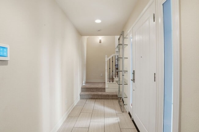 Building Photo - Gorgeous 2 Bed, 2.5 Bath Townhome in Exclusive Reflection Community!