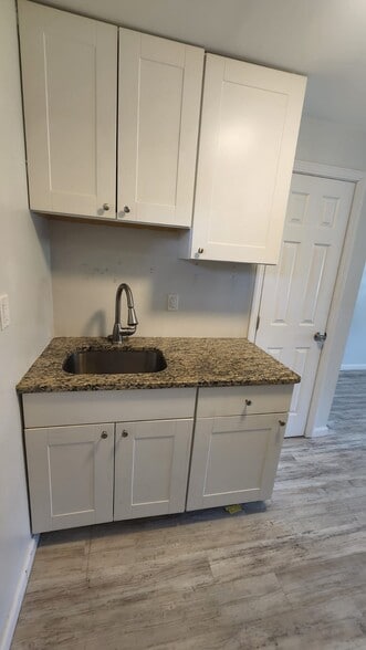 Building Photo - 127 Cosey Beach Ave