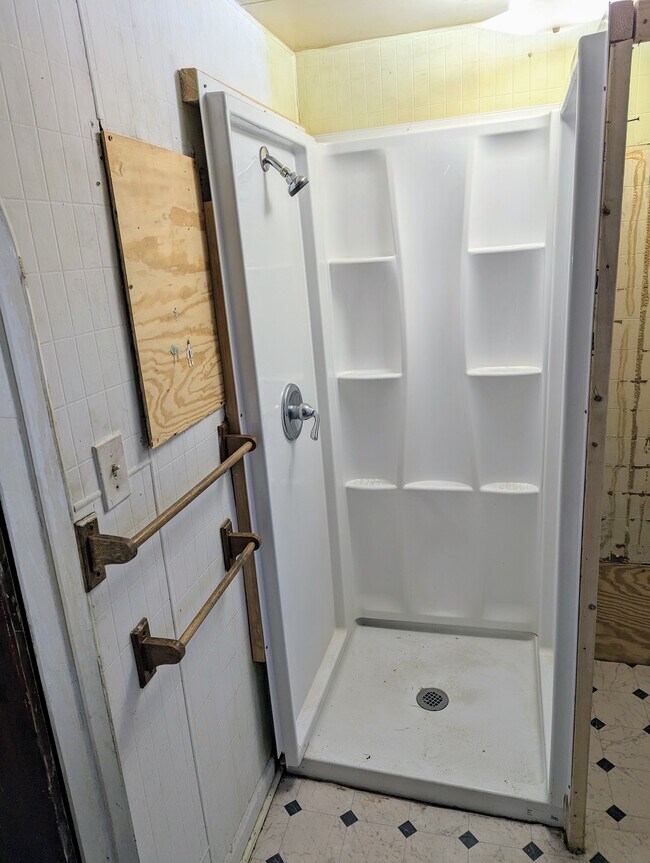 Building Photo - 15 W 10th St