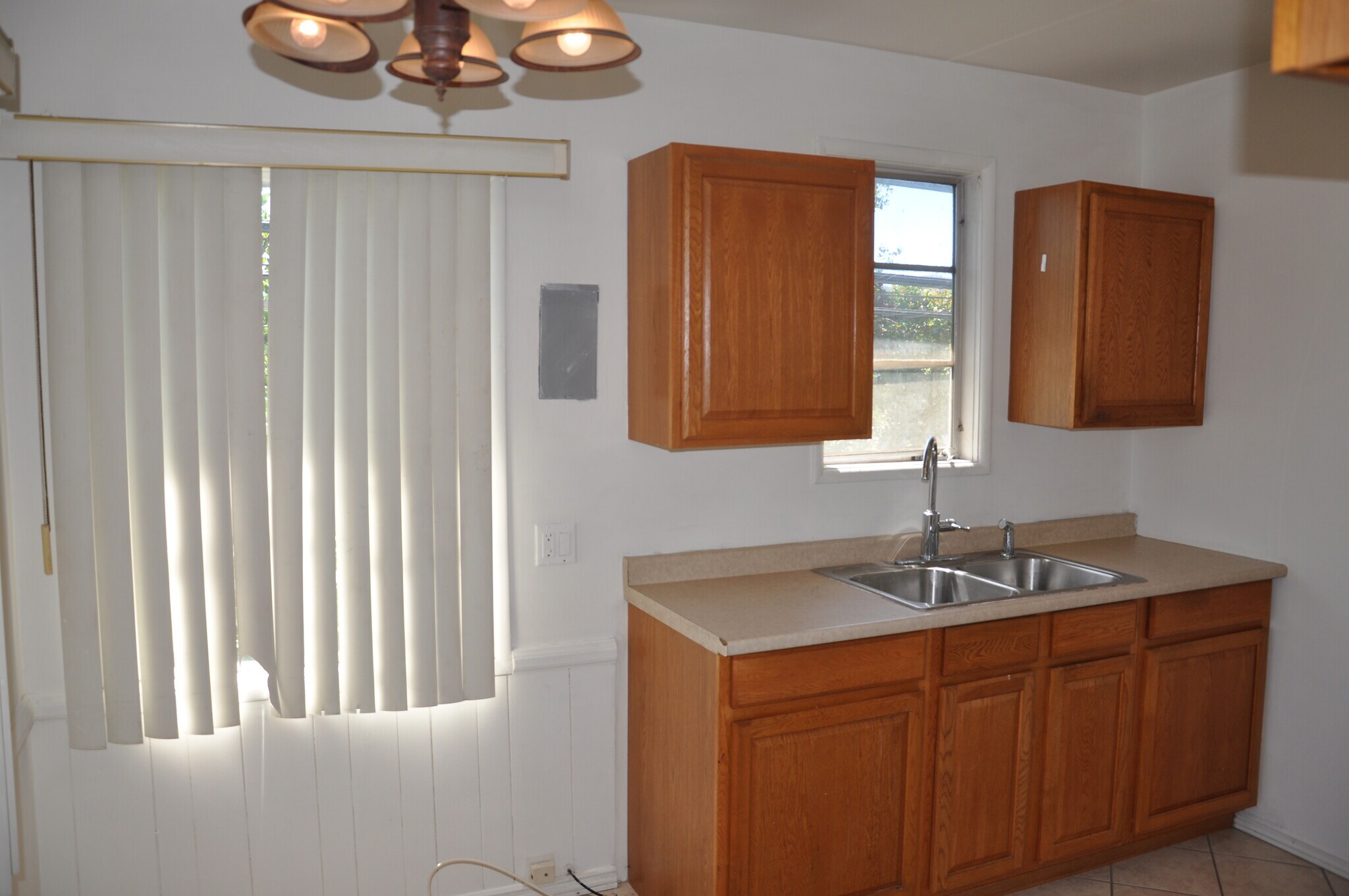 Building Photo - 818 W Glenoaks Blvd