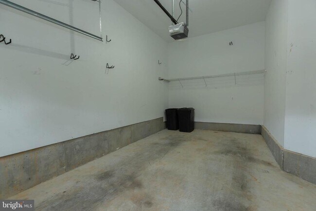 Building Photo - 305 Lewisburg Ln