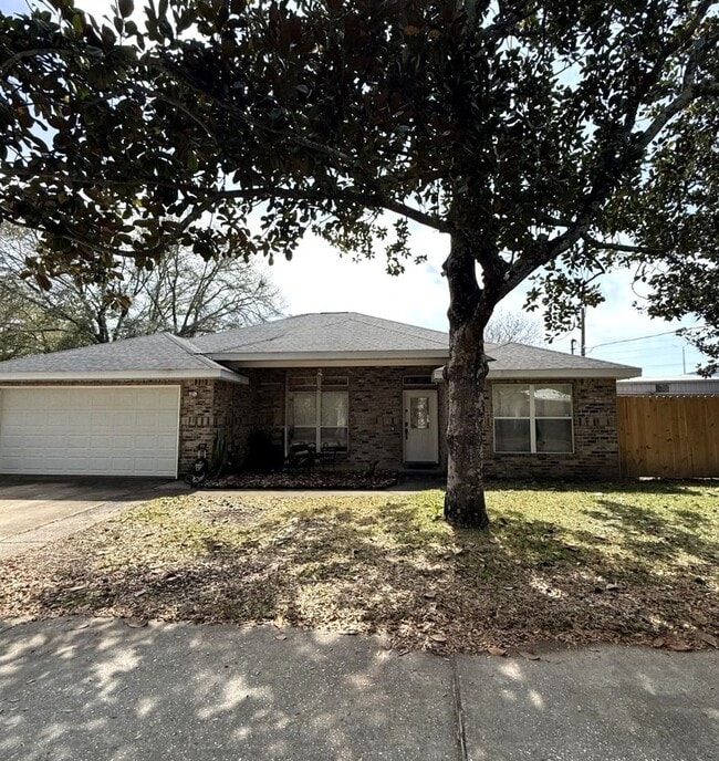 Building Photo - PRIME location Kenwood home with a great backyard!