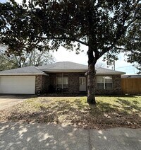 Building Photo - PRIME location Kenwood home with a great backyard!