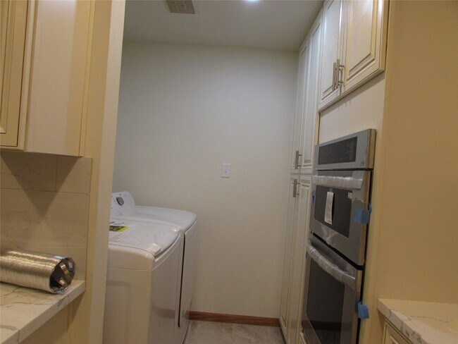 Building Photo - 201 Vanderpool Ln