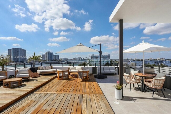 Building Photo - 1930 Bay Dr