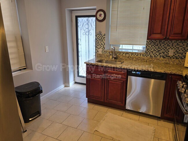 Building Photo - 1649 S Bailey St