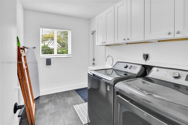 Building Photo - 2197 NE 61st Ct