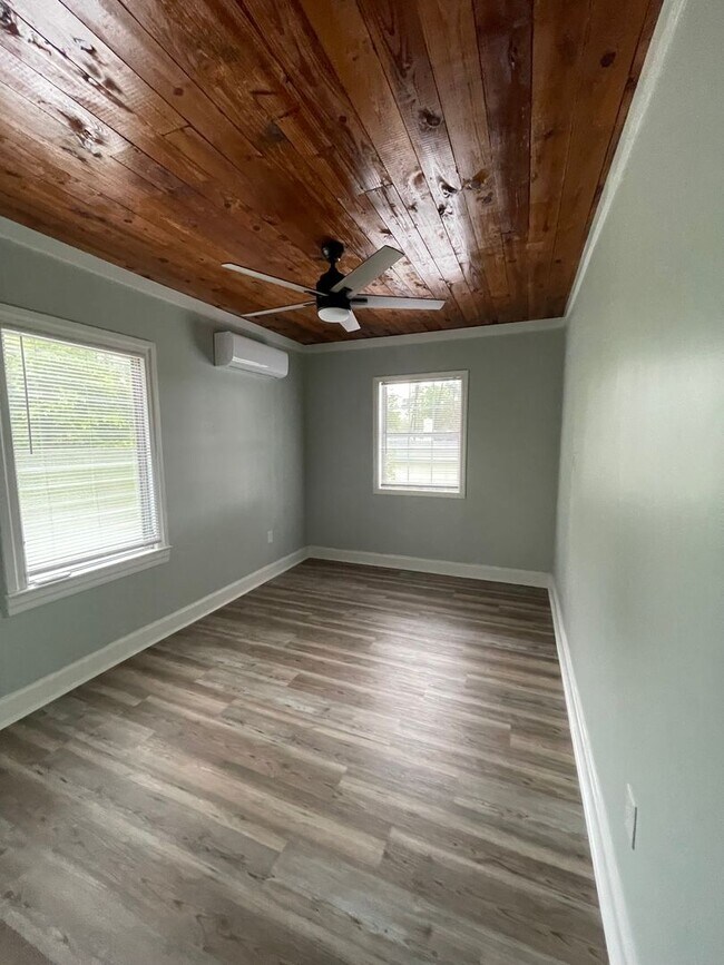 Building Photo - Cozy Upper Unit in Downtown Guyton – 2BR Living with Small-Town Charm