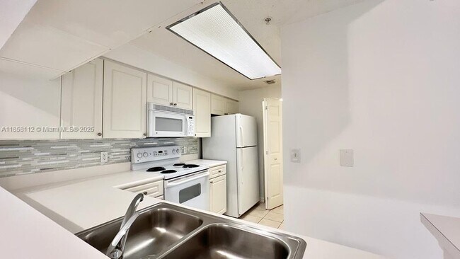 Building Photo - 3021 Alcazar Pl