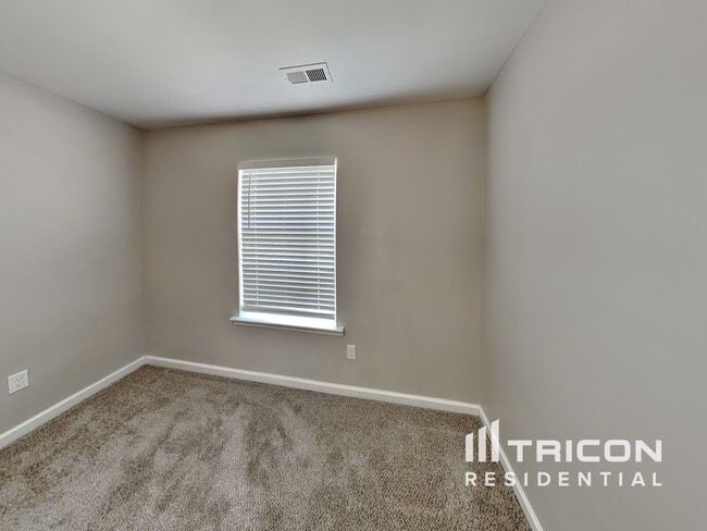 Building Photo - 2117 Clear Brook Dr