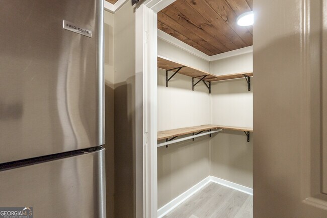 Building Photo - 1121 Prospect Rd