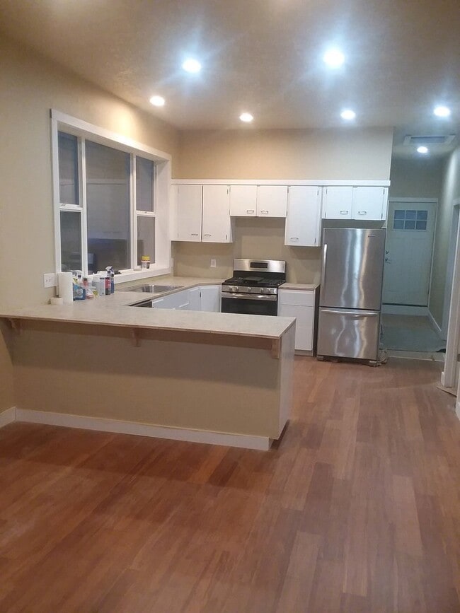 Building Photo - SE Portland - Remodel - Next to Reed College