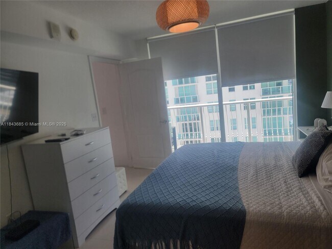 Building Photo - 1200 Brickell Bay Dr