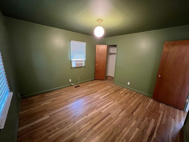Building Photo - 2 Bedroom Home in Lincoln Park