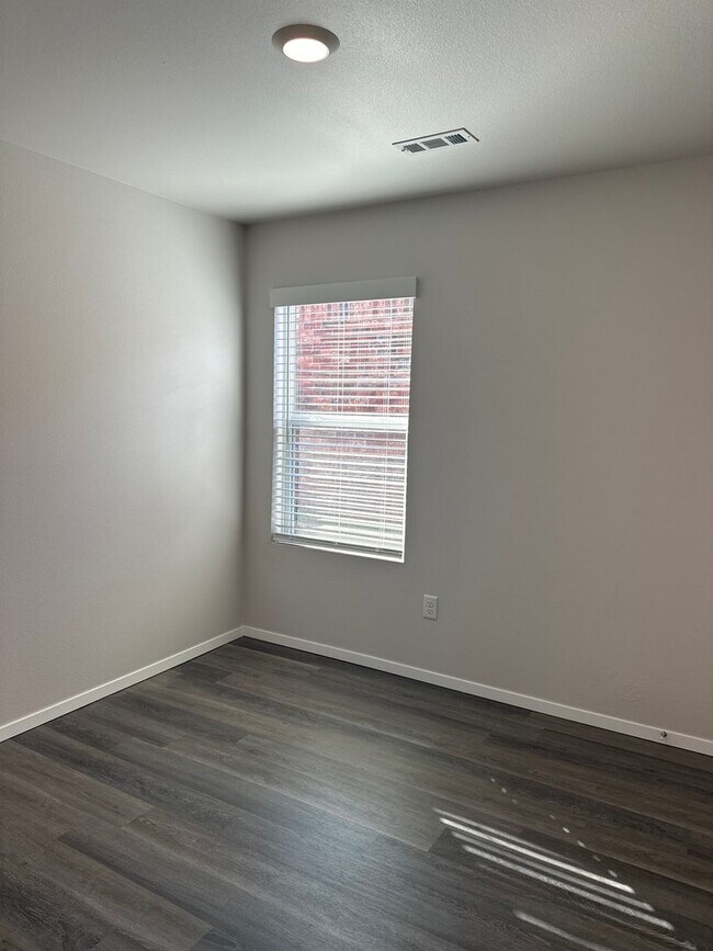 Building Photo - *Pre-leasing* NEWER Three Bedroom | Two Ba...