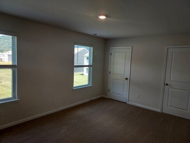 Building Photo - 120 Clear Creek Ln