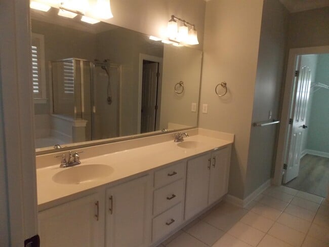 Building Photo - 1179 N Blackmoor Dr