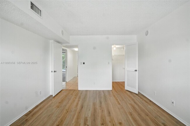 Building Photo - 3850 Oaks Clubhouse Dr