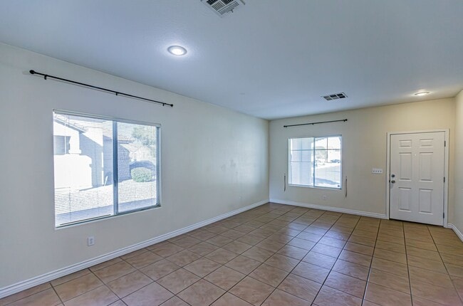 Building Photo - 1 Story home with 3 Bedrooms