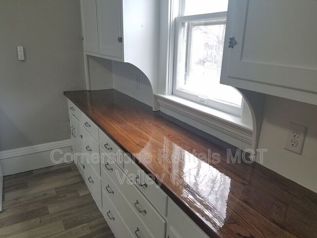 Building Photo - 205 3rd Ave SE