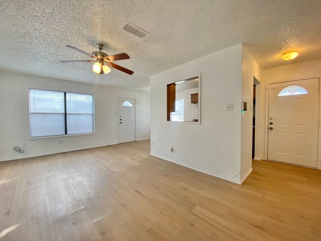 Building Photo - 3 bed 1 bath now available in southeast Lu...