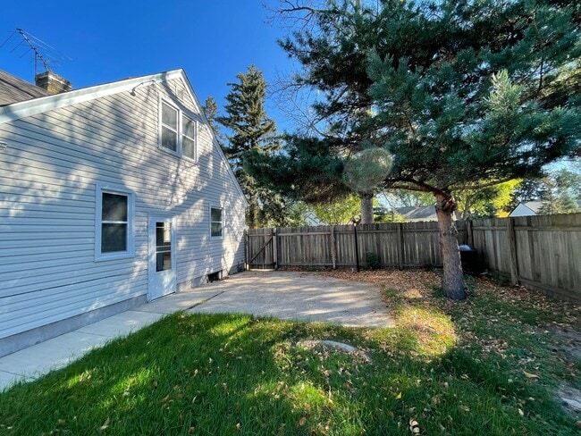 Building Photo - Stunning 4 Bedroom House in Richfield!