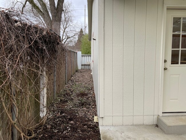 Building Photo - Charming and Updated 1913's Home! Woodstoc...