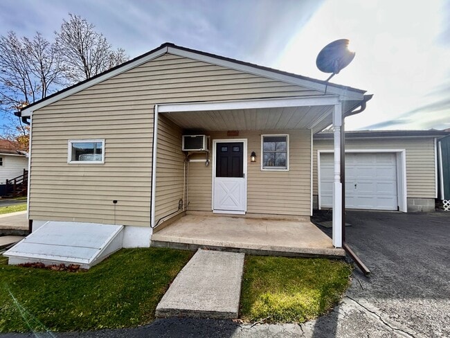 Building Photo - 3 Bedroom Ephrata Home with Garage!