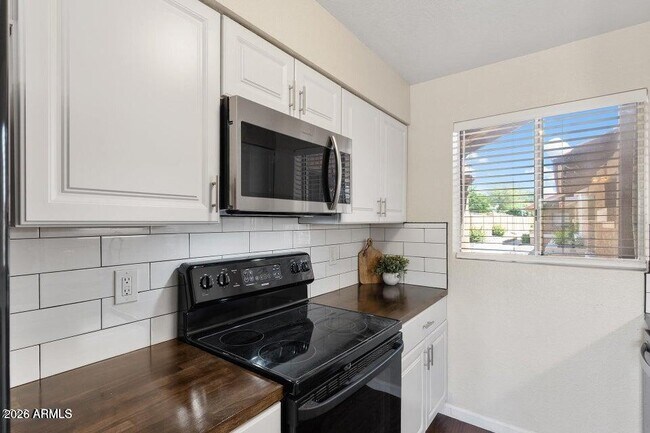 Building Photo - 330 W Tonopah Dr