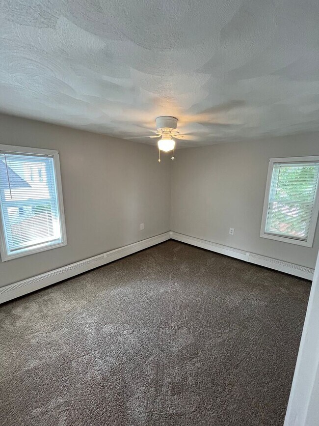 Building Photo - 4 Bedroom 2 Bath Single Family Home