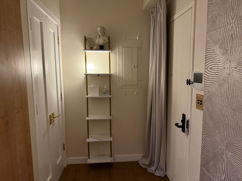 Building Photo - 44 Box St