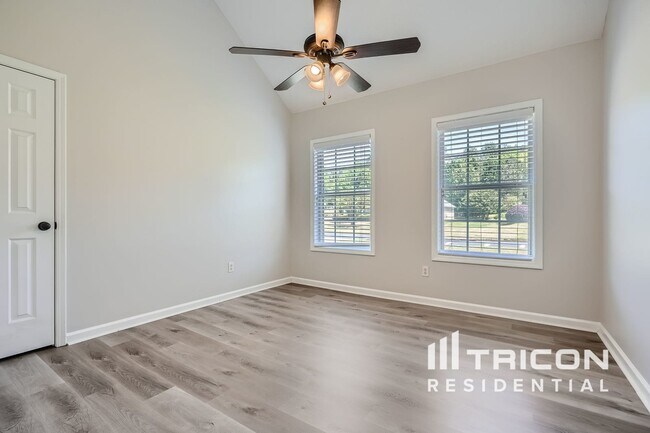 Building Photo - 713 Forestglen Dr