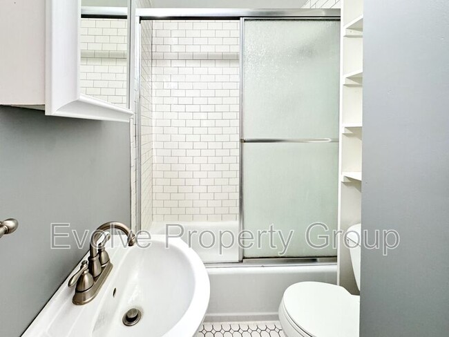 Building Photo - 931 Shine Ave