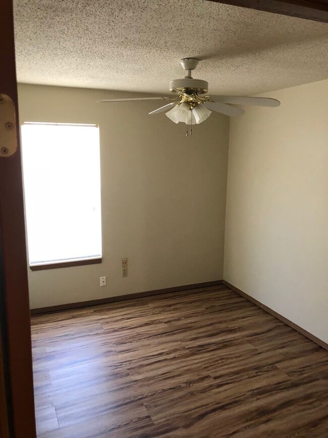 Building Photo - 2 bedoom duplex close to the bypass
