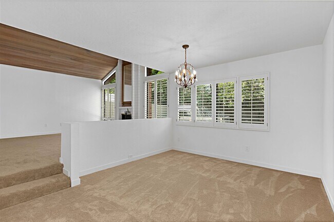Building Photo - Beautiful Four Bedroom Two Story Home - UT...