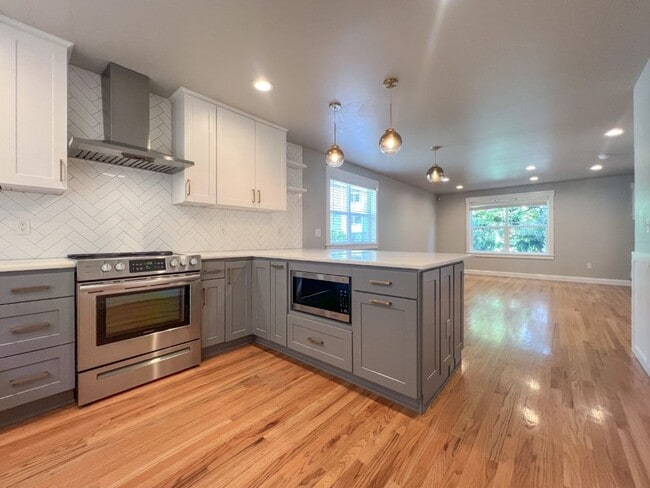Building Photo - 2Bd/3Ba Seattle Townhouse