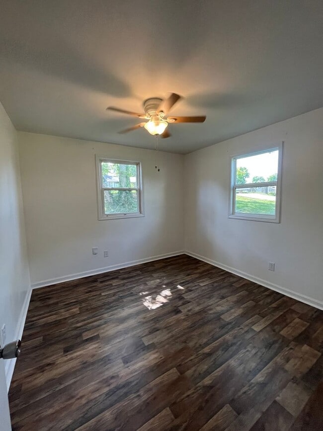 Building Photo - 2BR/1BA Renovated Triplex Unit – Prime Loc...
