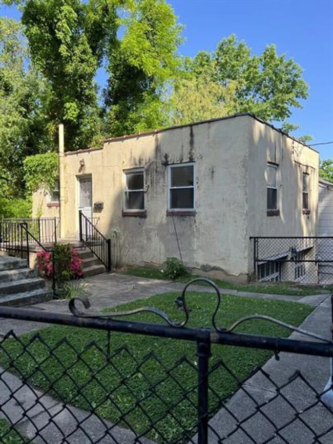 Building Photo - Spacious one bedroom detached apartment