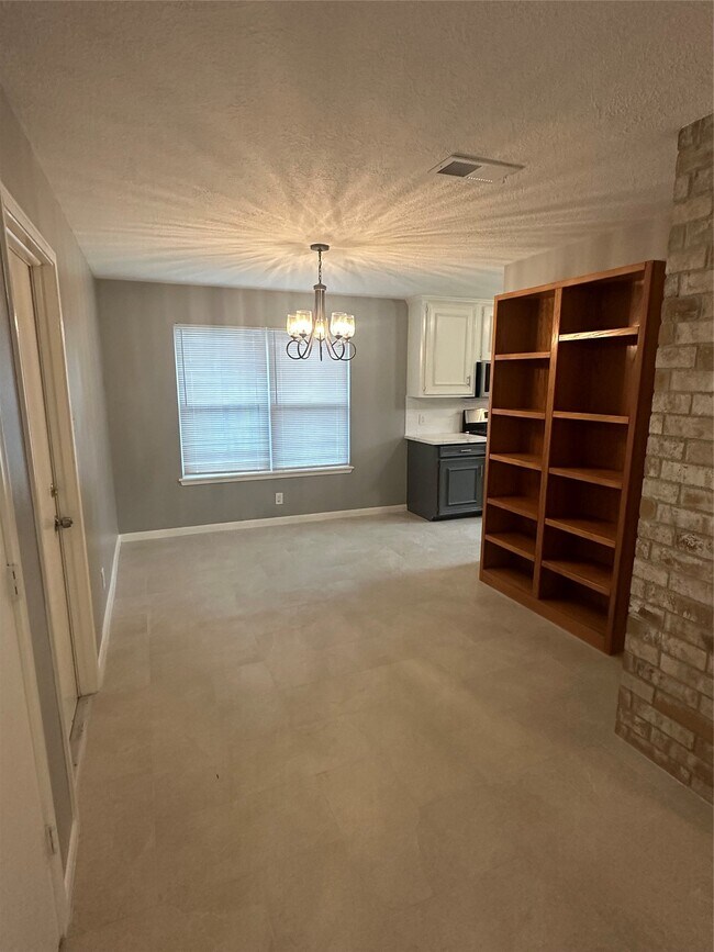 Building Photo - 501 Cindyrella Dr