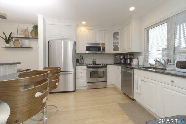 Building Photo - 141 Grove St