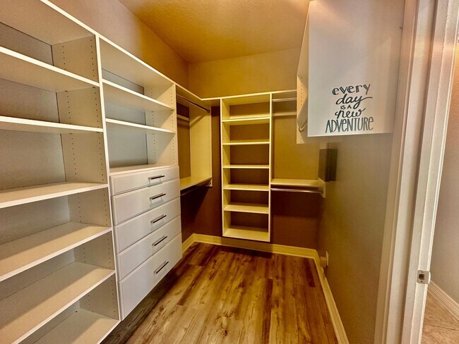 Building Photo - 1010 Bar Z Ranch