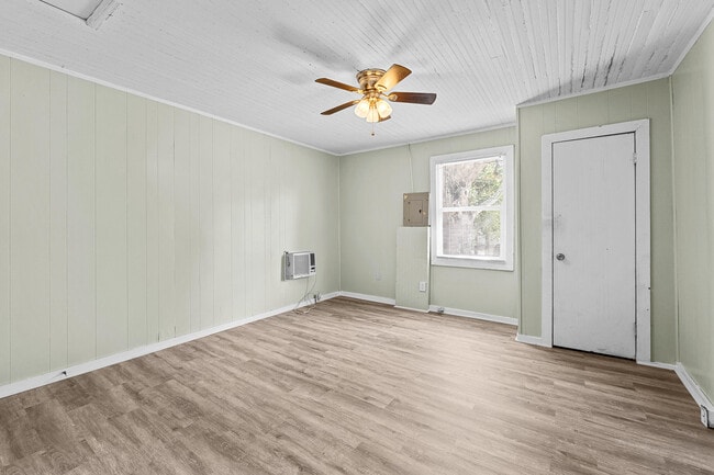 Building Photo - 2005 Walker St