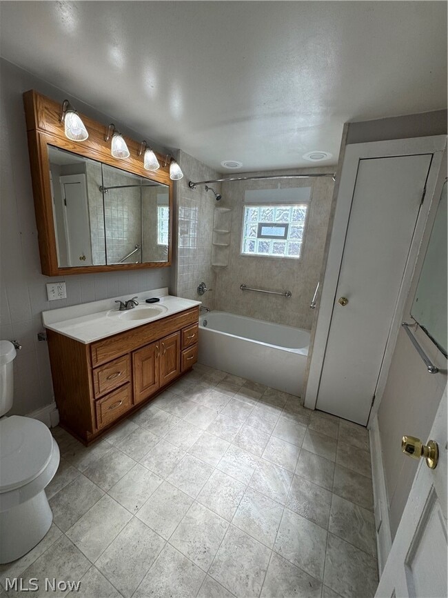 Building Photo - 9316 Raymond Ave