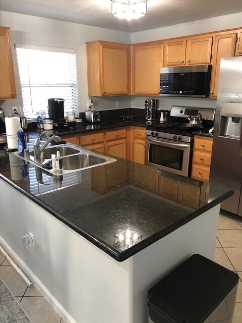 Open kitchen with ample counter space - 3845 Wiggins Bay St