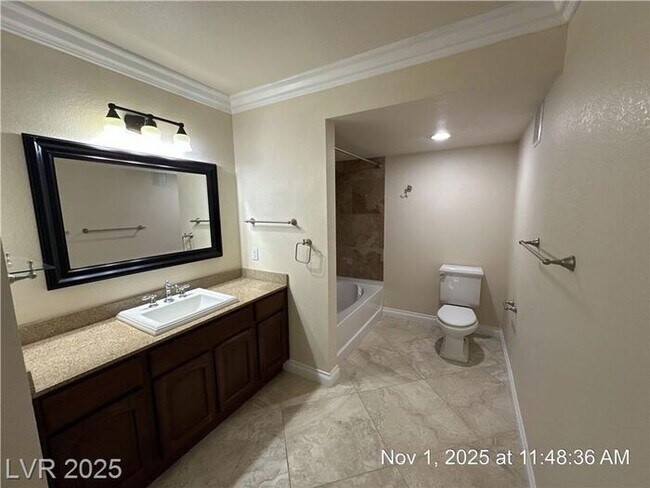 Building Photo - FANTASTIC 1ST FLOOR UNIT IN GATED COMMUNIT...