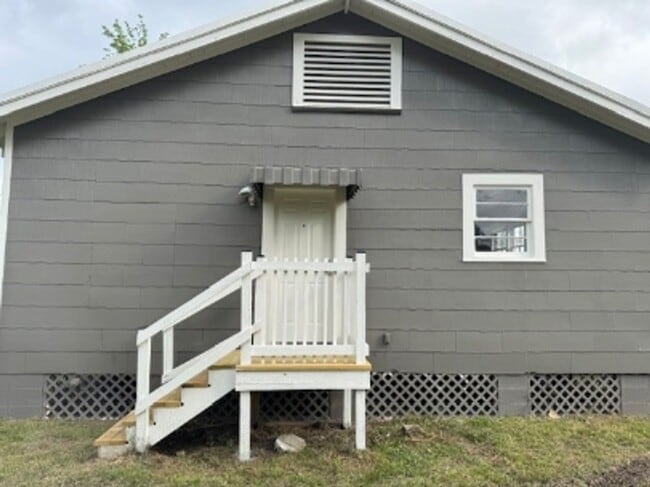 Building Photo - Charming Home